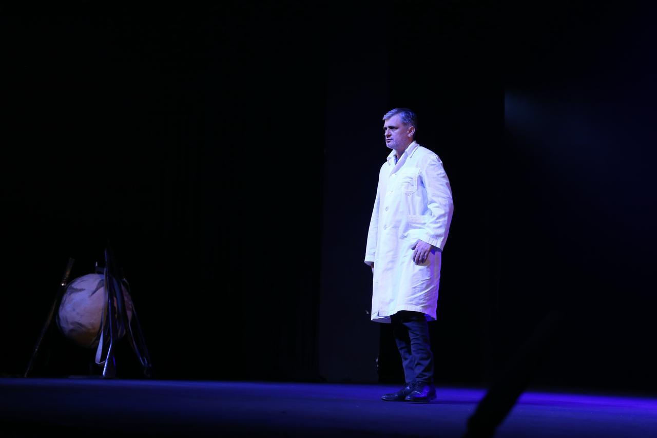 Премьера в Баку - автор показывает мертвых не в виде привидений, а как добрых людей