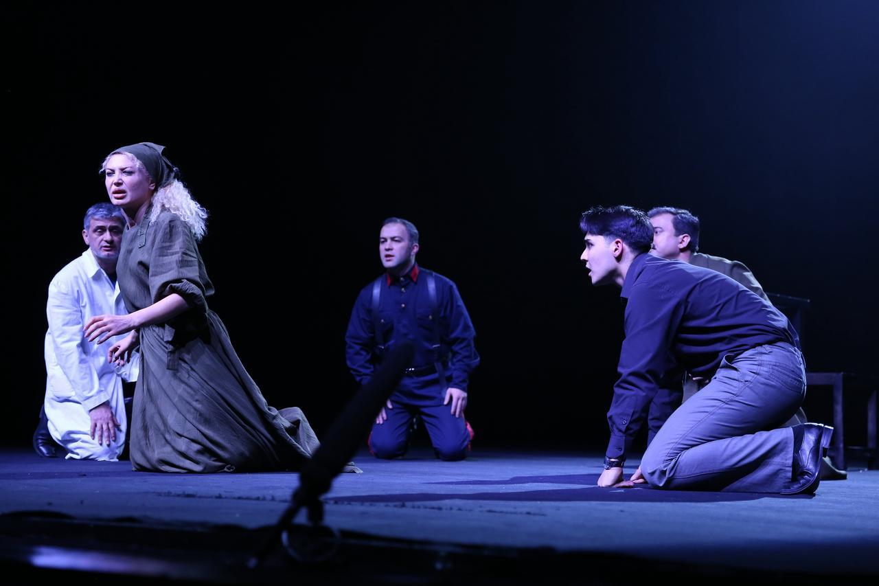 Премьера в Баку - автор показывает мертвых не в виде привидений, а как добрых людей