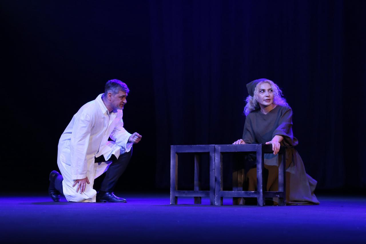 Премьера в Баку - автор показывает мертвых не в виде привидений, а как добрых людей