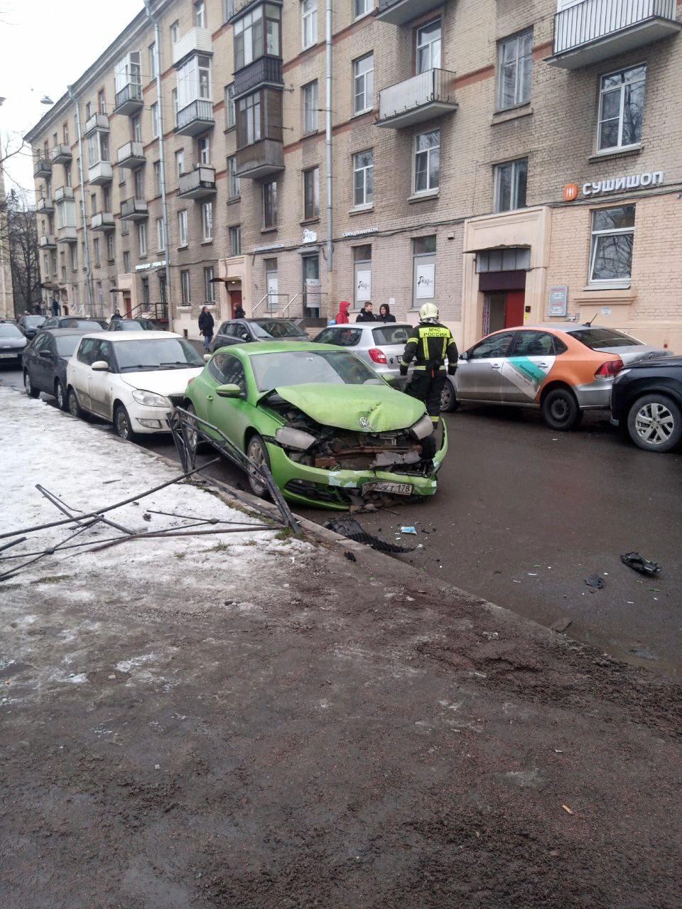 Автобус снес остановку с людьми в России