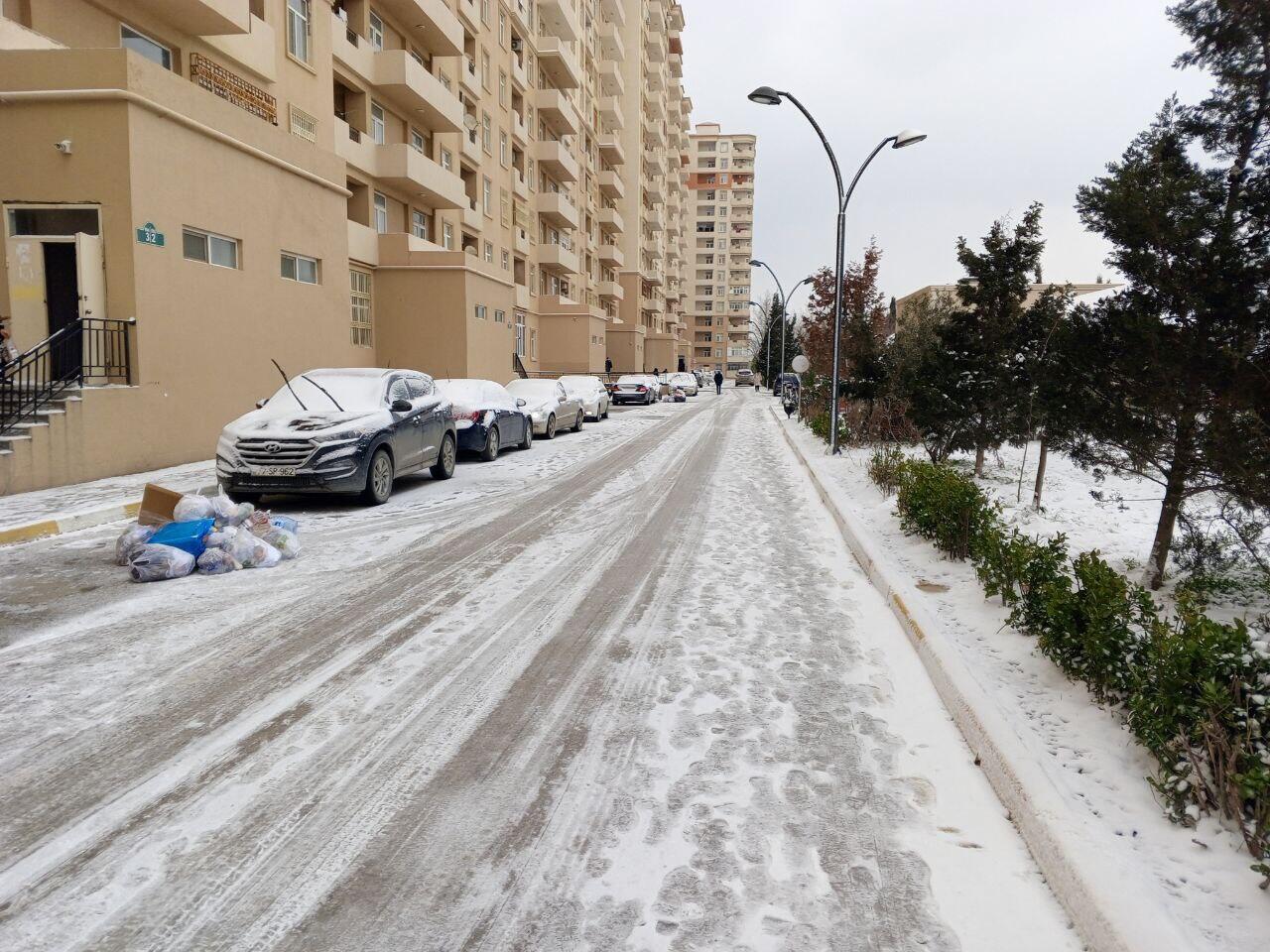 Баку снова замело