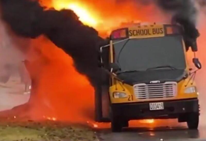 В США водитель спас 15 детей из горящего школьного автобуса