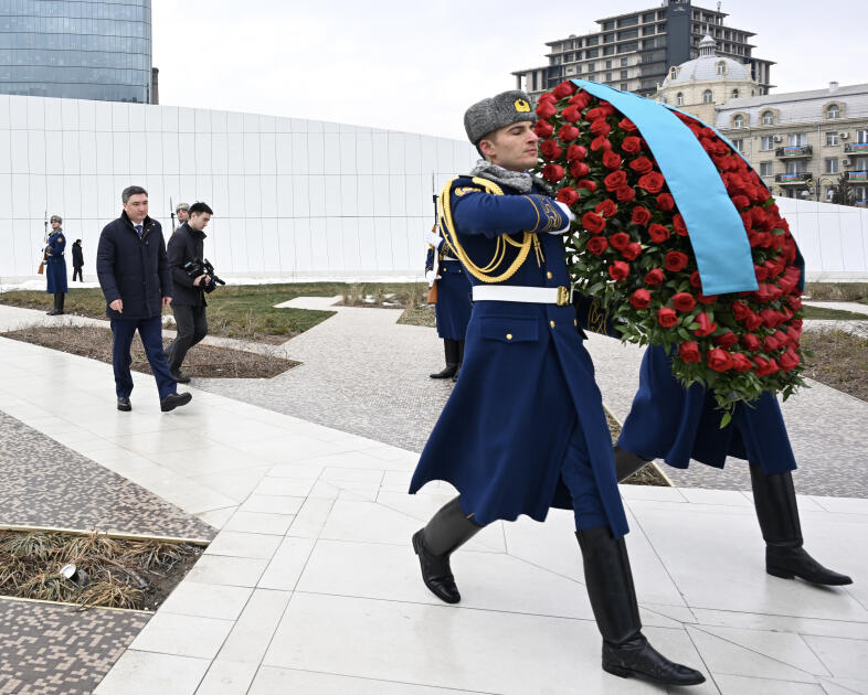 Qazaxıstanın Baş naziri Oljas Bektenov Bakıda Zəfər parkını ziyarət edib