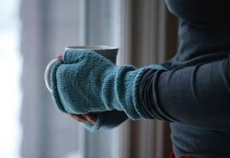 Əl və ayaqların daimi soyuq olması bu xəstəliyin əlamətidir