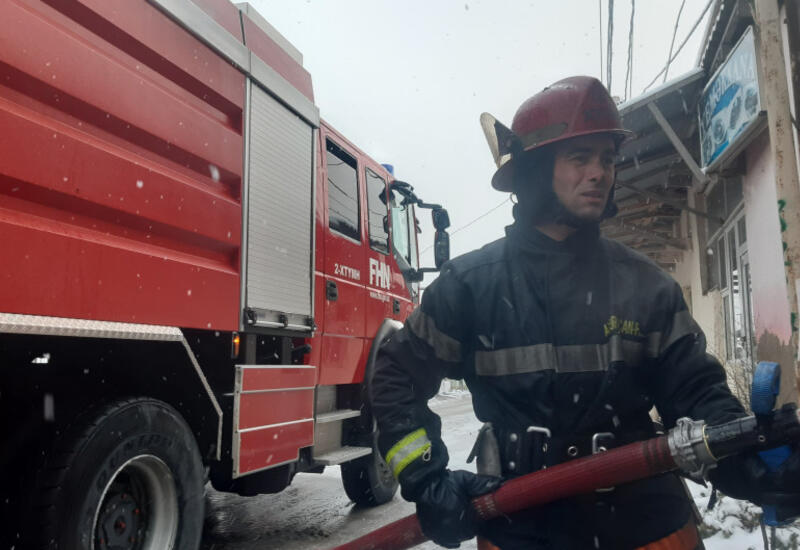 Sabirabadda ikimərtəbəli ev yandı