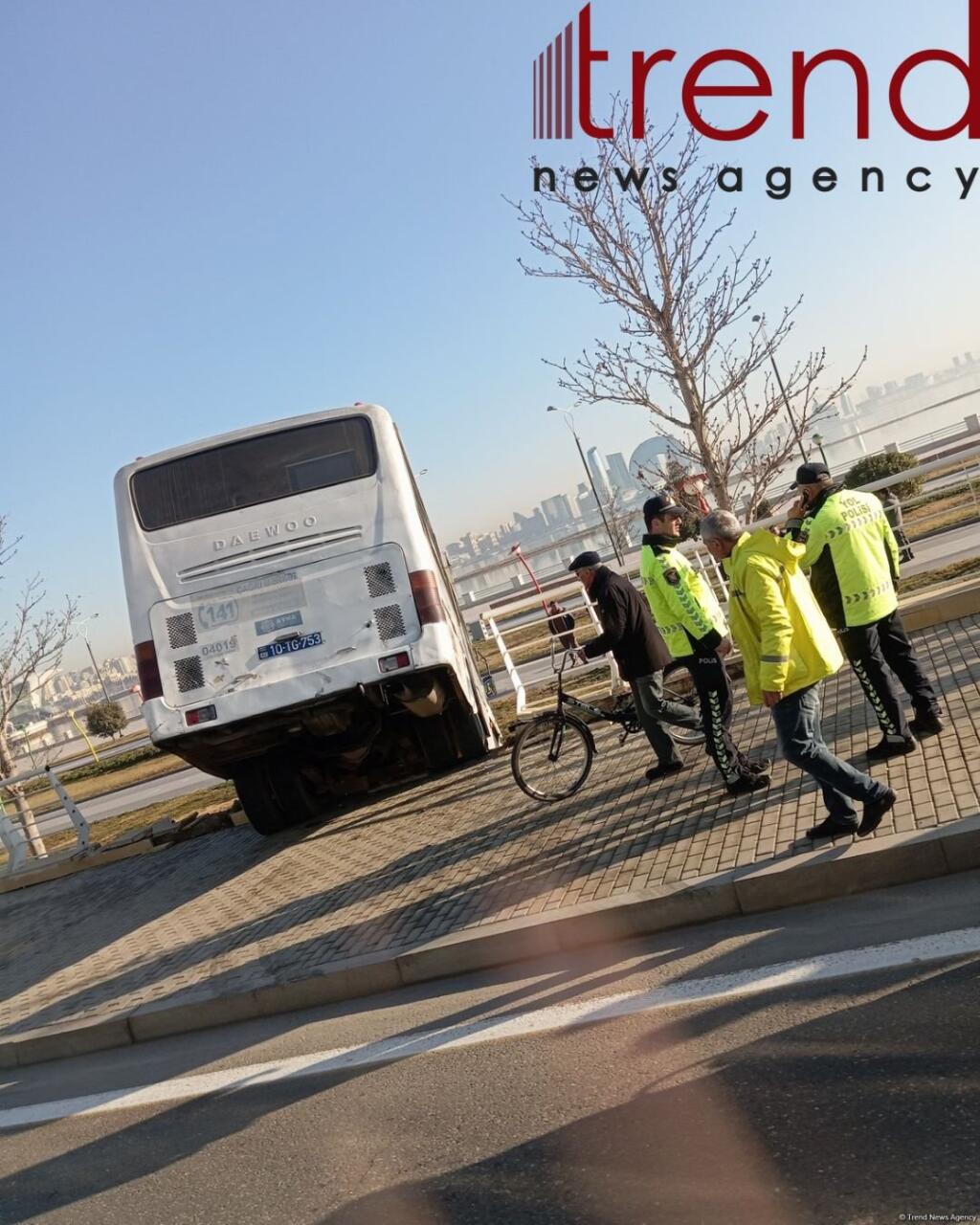 Bakıda sərnişin avtobusu qəzaya uğrayıb