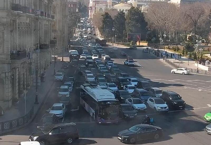 На ряде улиц Баку фиксируются пробки