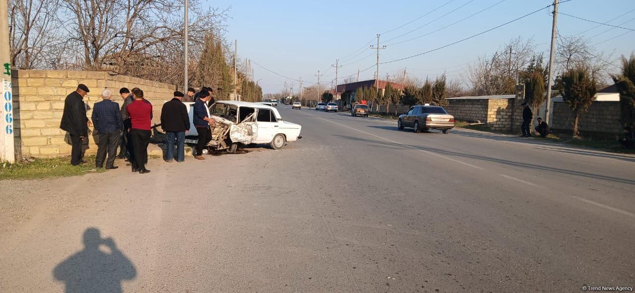 Ağcabədidə maşın hasara çırpıldı, sürücü xəsarət aldı