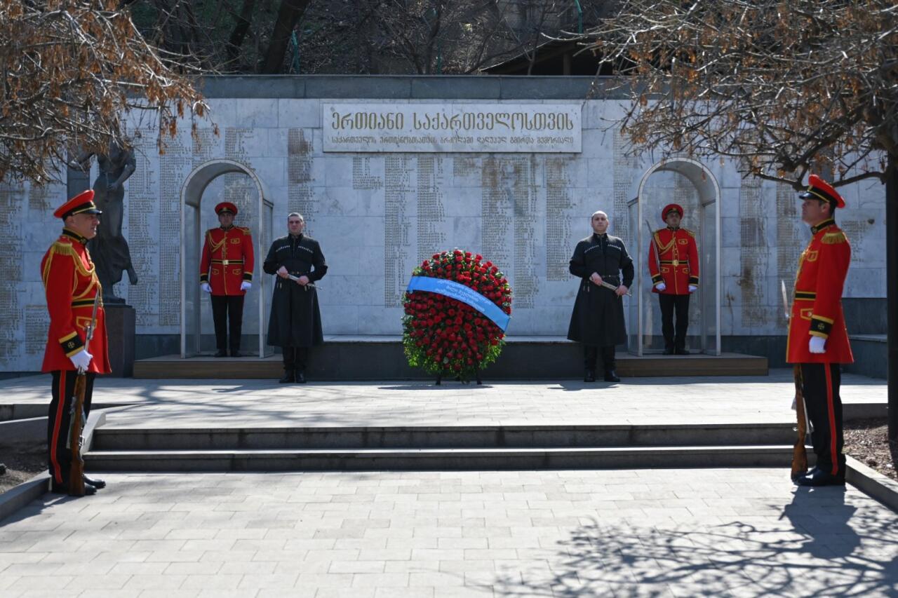 Сахиба Гафарова посетила памятник великому лидеру Гейдару Алиеву в Тбилиси