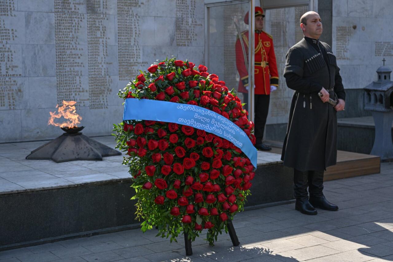 Сахиба Гафарова посетила памятник великому лидеру Гейдару Алиеву в Тбилиси