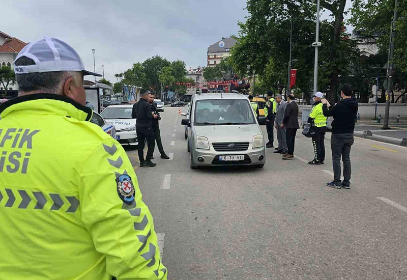 Davada onları ayırmağa gələn polisin başını əzməyə çalışdı