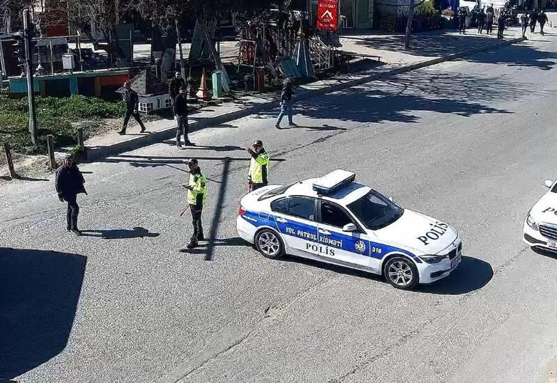 В бакинском поселке перевернулся грузовик