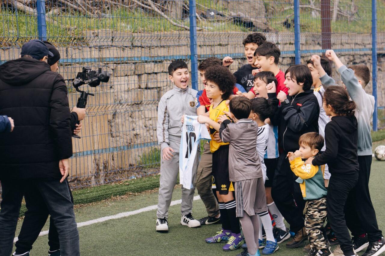 Эльчин Иманов представил новый клип "Yaşasın futbol"