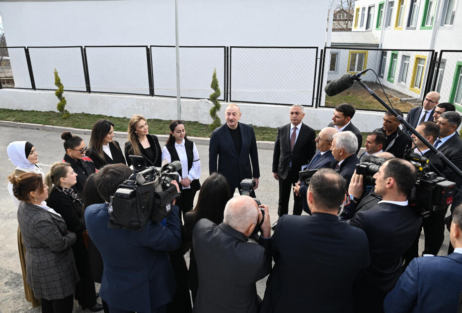 Prezident İlham Əliyev və Birinci xanım Mehriban Əliyeva Ağdərənin Həsənriz kəndində sakinlərlə birlikdə Novruz tonqalını alovlandırıblar