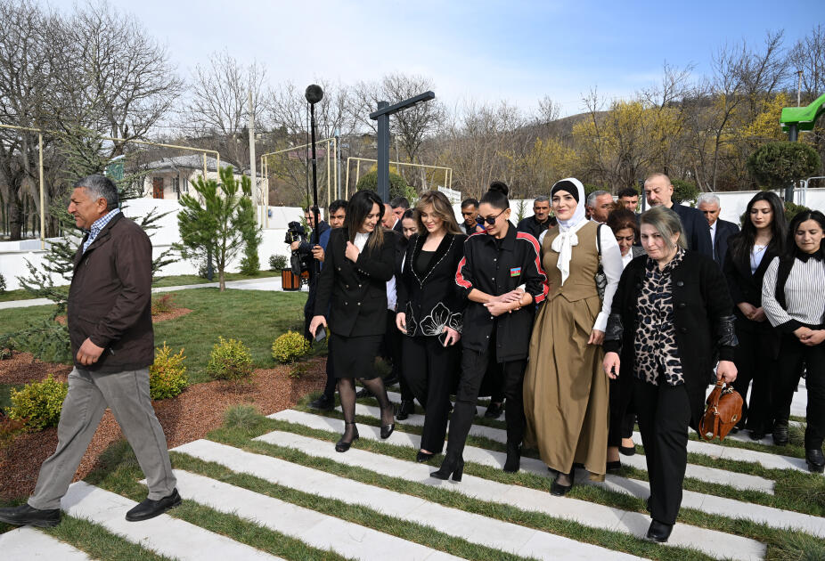 Prezident İlham Əliyev və Birinci xanım Mehriban Əliyeva Ağdərənin Həsənriz kəndində sakinlərlə birlikdə Novruz tonqalını alovlandırıblar
