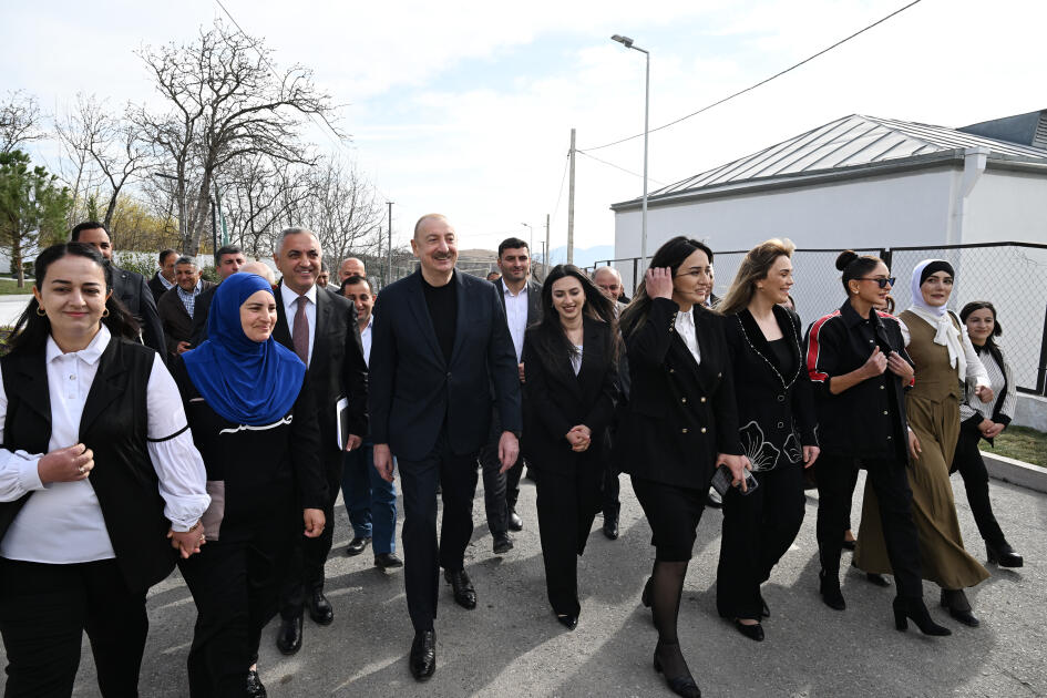 Prezident İlham Əliyev və Birinci xanım Mehriban Əliyeva Ağdərənin Həsənriz kəndində sakinlərlə birlikdə Novruz tonqalını alovlandırıblar
