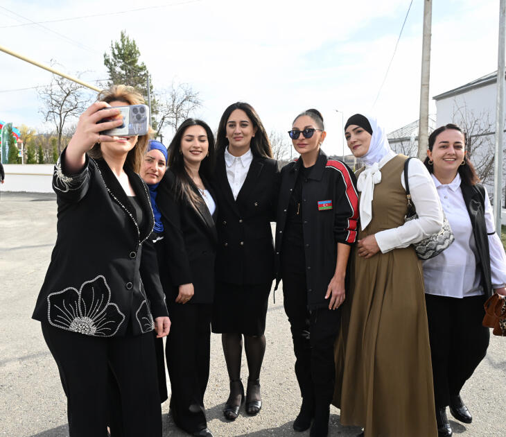 Prezident İlham Əliyev və Birinci xanım Mehriban Əliyeva Ağdərənin Həsənriz kəndində sakinlərlə birlikdə Novruz tonqalını alovlandırıblar