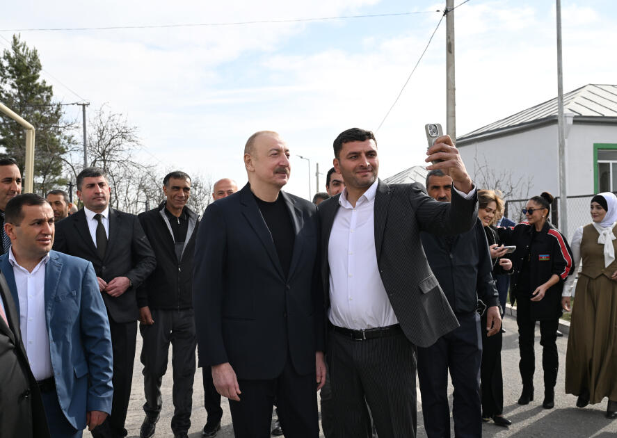 Prezident İlham Əliyev və Birinci xanım Mehriban Əliyeva Ağdərənin Həsənriz kəndində sakinlərlə birlikdə Novruz tonqalını alovlandırıblar