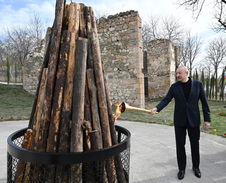Prezident İlham Əliyev və Birinci xanım Mehriban Əliyeva Ağdərənin Həsənriz kəndində sakinlərlə birlikdə Novruz tonqalını alovlandırıblar