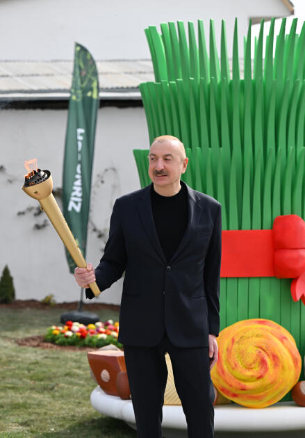 Prezident İlham Əliyev və Birinci xanım Mehriban Əliyeva Ağdərənin Həsənriz kəndində sakinlərlə birlikdə Novruz tonqalını alovlandırıblar