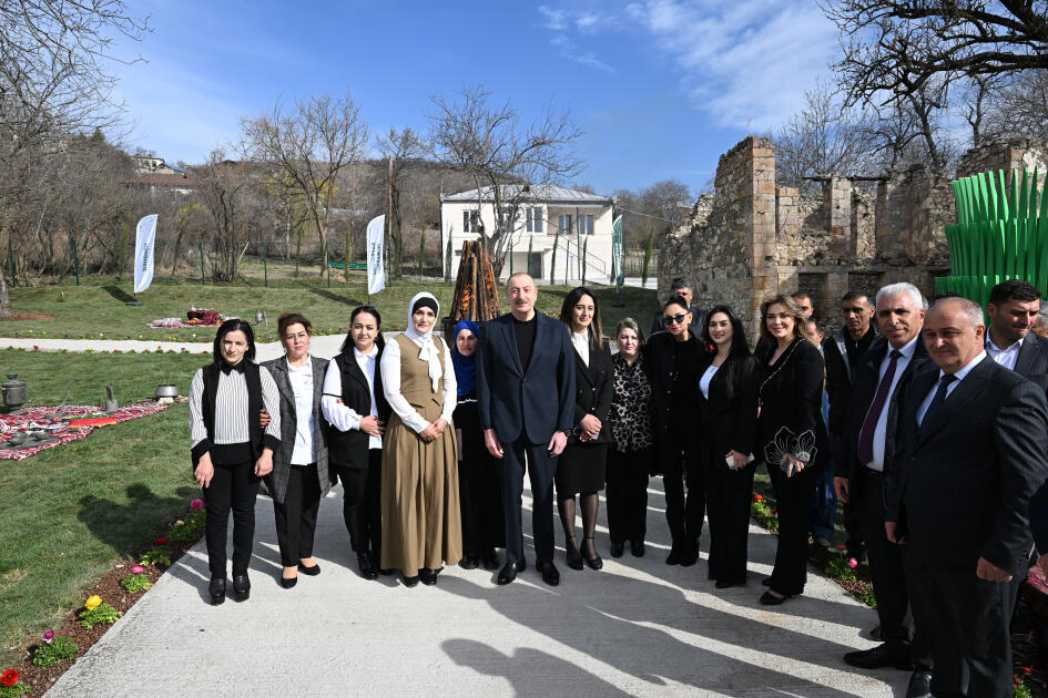 Prezident İlham Əliyev və Birinci xanım Mehriban Əliyeva Ağdərənin Həsənriz kəndində sakinlərlə birlikdə Novruz tonqalını alovlandırıblar