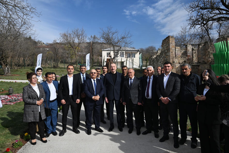 Prezident İlham Əliyev və Birinci xanım Mehriban Əliyeva Ağdərənin Həsənriz kəndində sakinlərlə birlikdə Novruz tonqalını alovlandırıblar