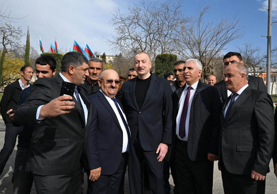 Prezident İlham Əliyev və Birinci xanım Mehriban Əliyeva Ağdərənin Həsənriz kəndində sakinlərlə birlikdə Novruz tonqalını alovlandırıblar