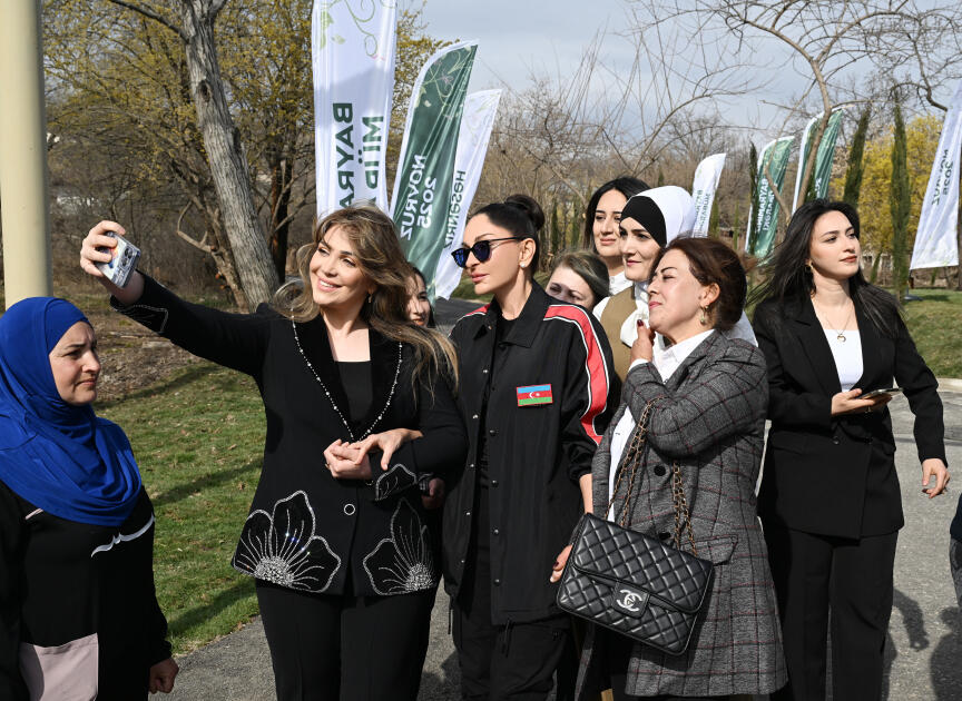 Prezident İlham Əliyev və Birinci xanım Mehriban Əliyeva Ağdərənin Həsənriz kəndində sakinlərlə birlikdə Novruz tonqalını alovlandırıblar