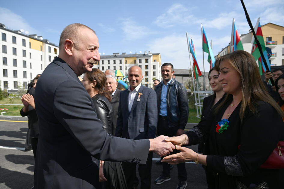 Президент Ильхам Алиев и Первая леди Мехрибан Алиева приняли участие в церемонии сдачи в эксплуатацию жилого комплекса в селе Суговушан