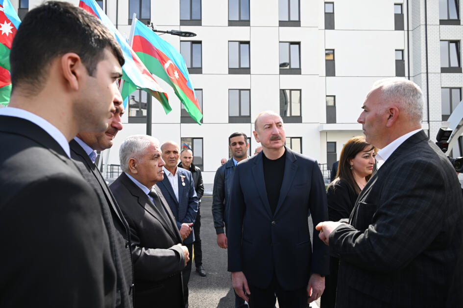 Президент Ильхам Алиев и Первая леди Мехрибан Алиева приняли участие в церемонии сдачи в эксплуатацию жилого комплекса в селе Суговушан
