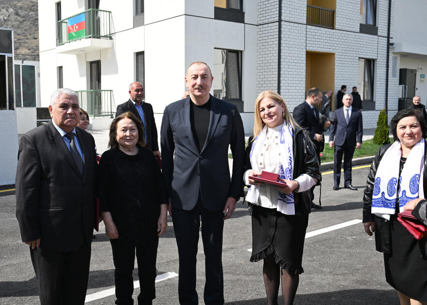 Президент Ильхам Алиев и Первая леди Мехрибан Алиева приняли участие в церемонии сдачи в эксплуатацию жилого комплекса в селе Суговушан
