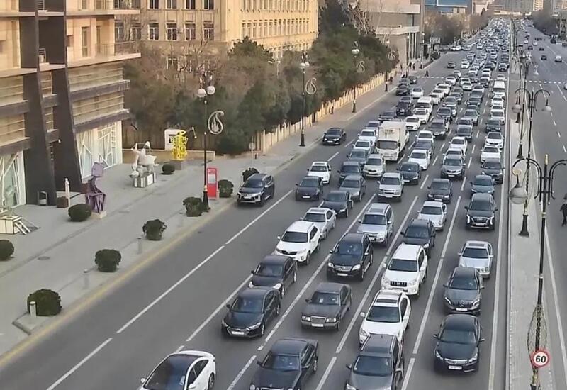 На ряде улиц в Баку наблюдаются пробки