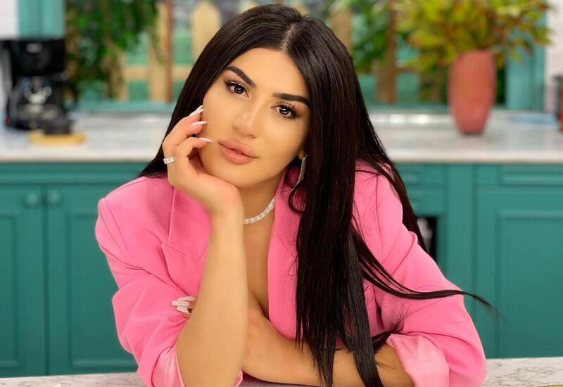 Azərbaycanlı müğənni 160 minlik LÜKS maşınını nümayiş etdirdi