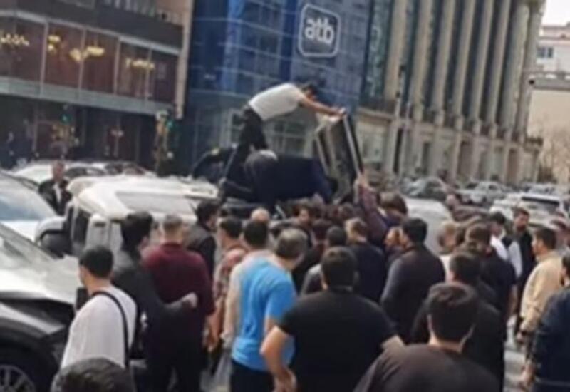 Bakıda avtomobil aşdı