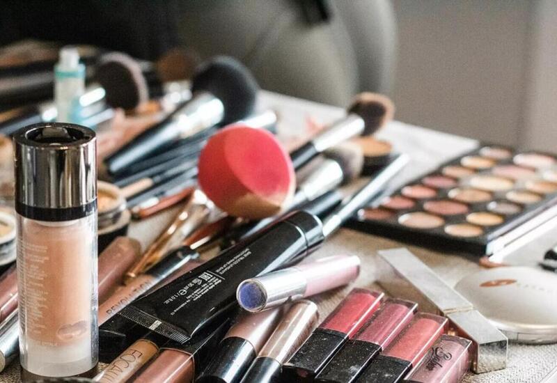 1 manata makiyaj vasitəsi alanlara xəbərdarlıq