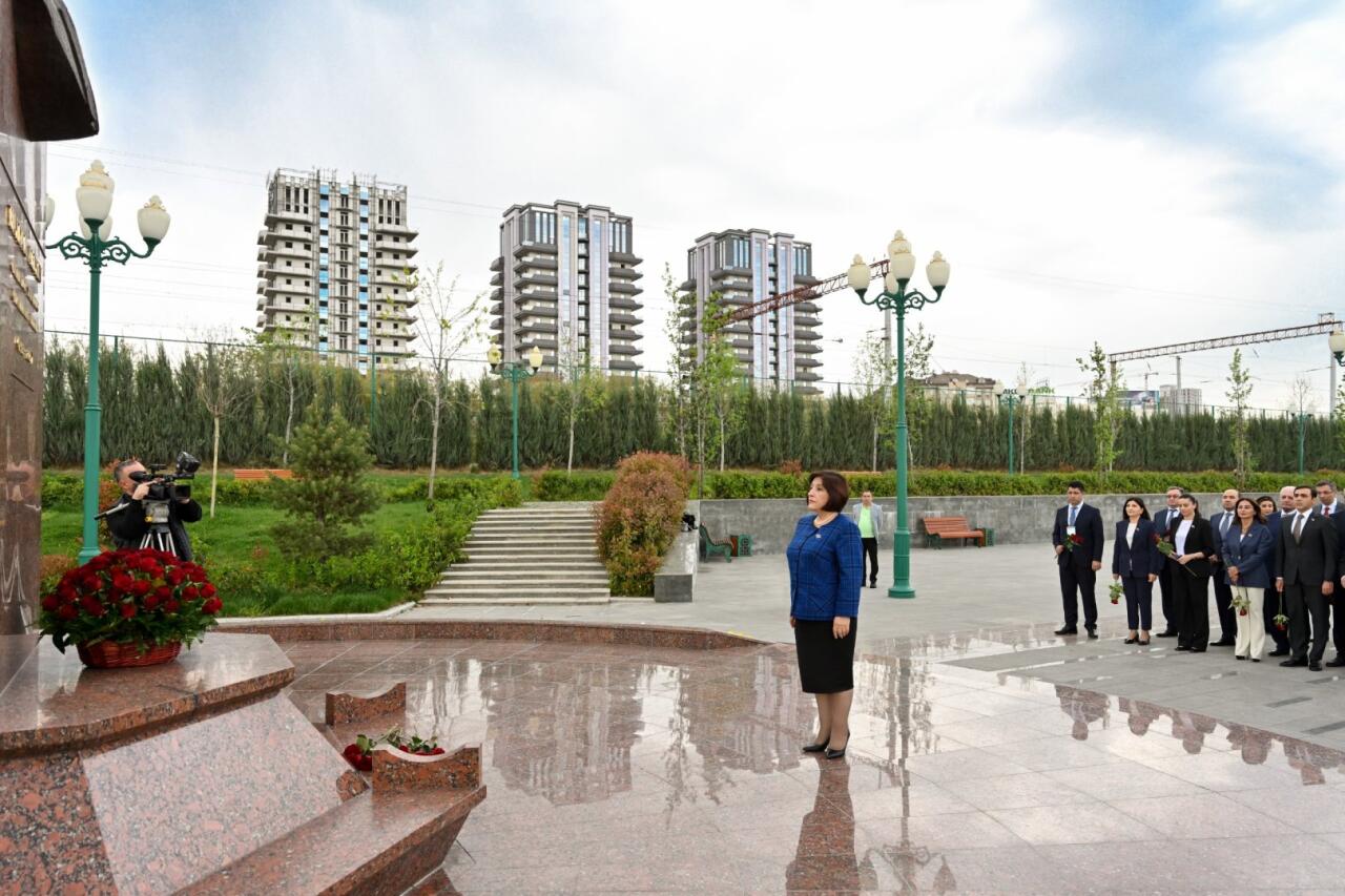 Milli Məclisin sədri Sahibə Qafarova Daşkənddə Heydər Əliyev Meydanında olub