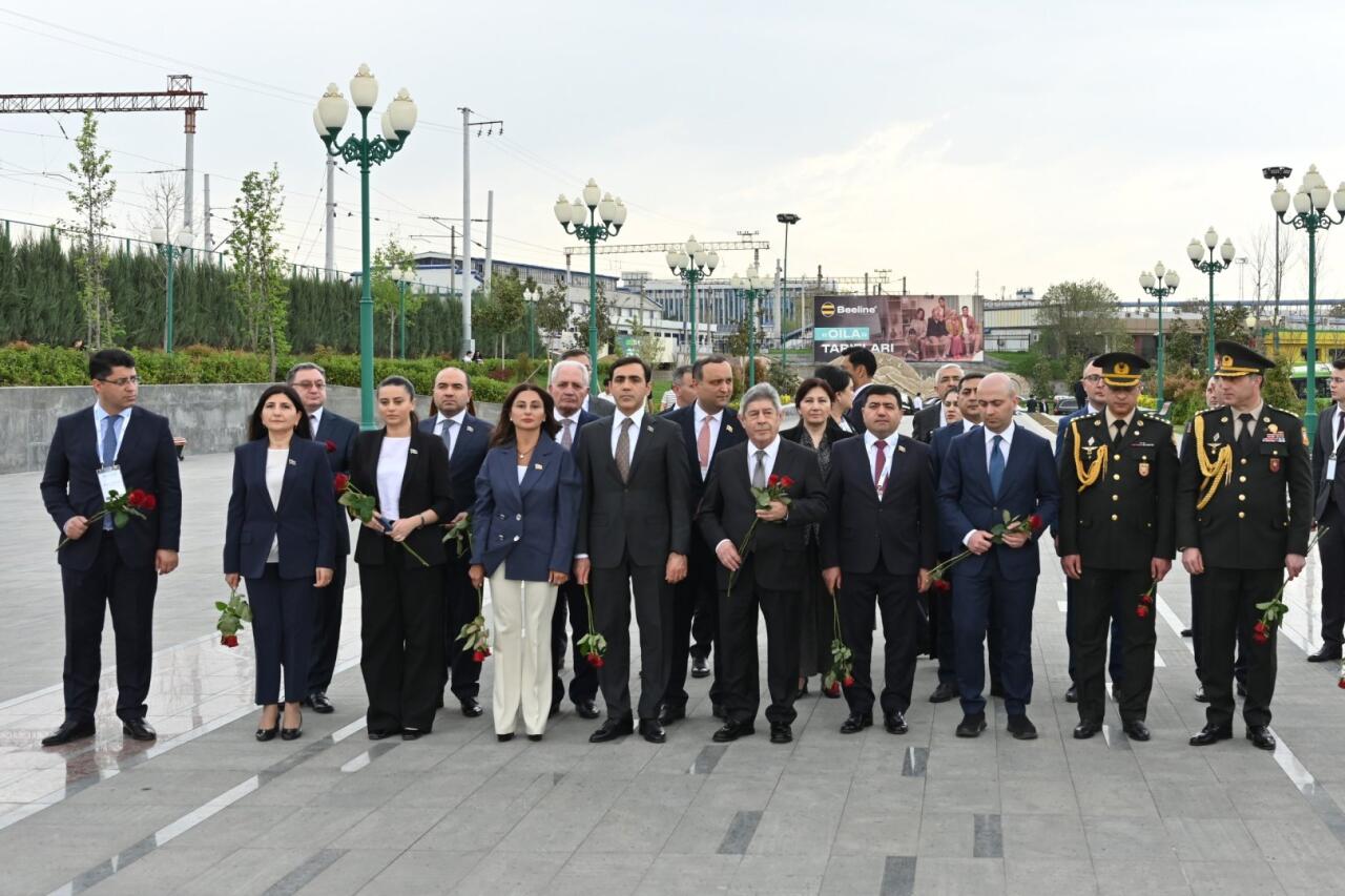 Milli Məclisin sədri Sahibə Qafarova Daşkənddə Heydər Əliyev Meydanında olub