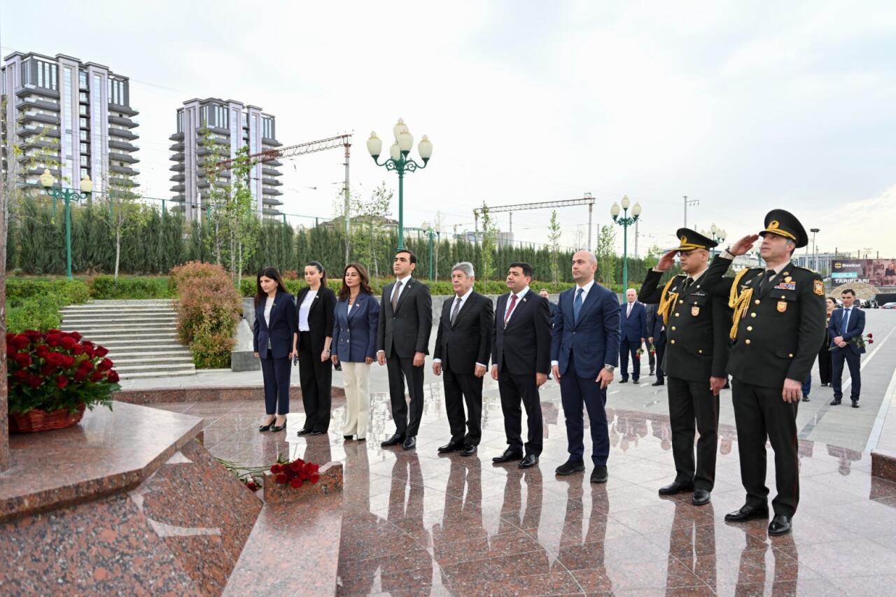 Milli Məclisin sədri Sahibə Qafarova Daşkənddə Heydər Əliyev Meydanında olub