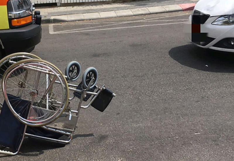 Əlil arabasında olan qızı maşın vurdu