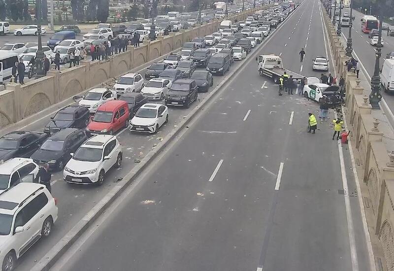 Qəza zamanı avtomobili saxlayıb hadisəni telefonla çəkmək sıxlıq yaradır