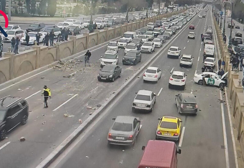 Körpüdən aşan avtomobil digər maşının üstünə düşdü