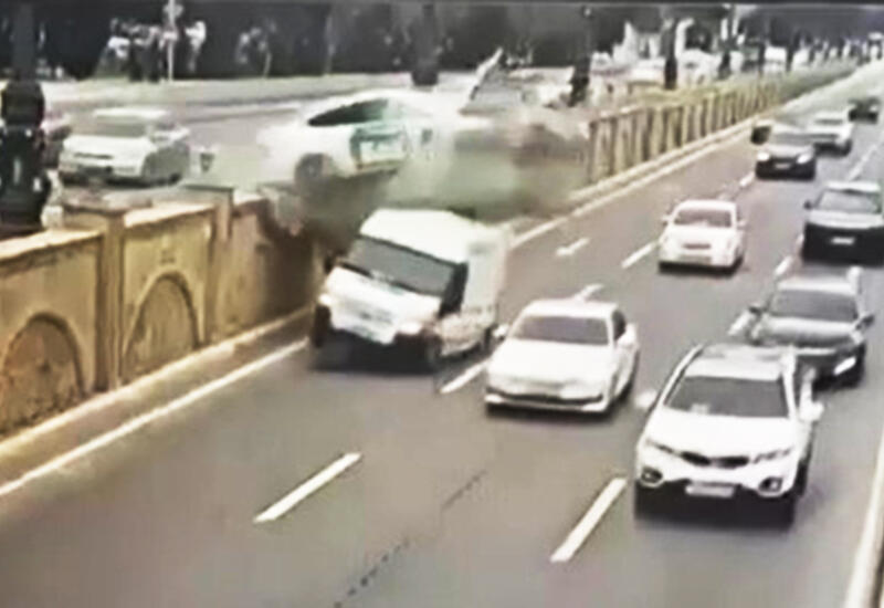 Maşının “uçduğu” qəzada yaralananların vəziyyəti