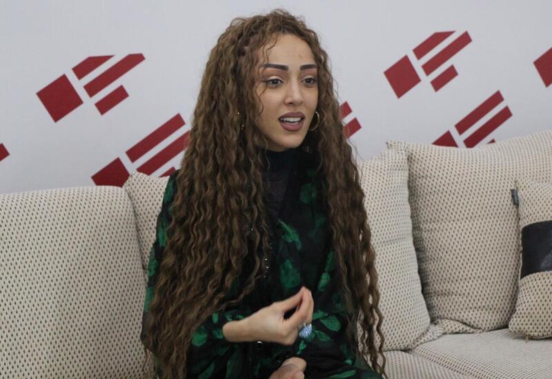 Azərbaycanlı müğənni qara libasda