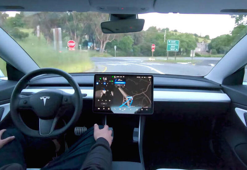 Azərbaycanda avtopilotda maşın sürmək qadağandır