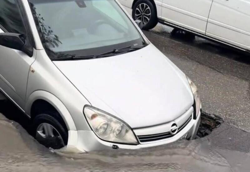 Bakıda yol çökdü, maşın çuxura düşdü