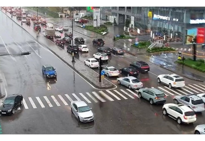 Sürücülərin NƏZƏRİNƏ: Paytaxtın bir sıra yollarında tıxac var