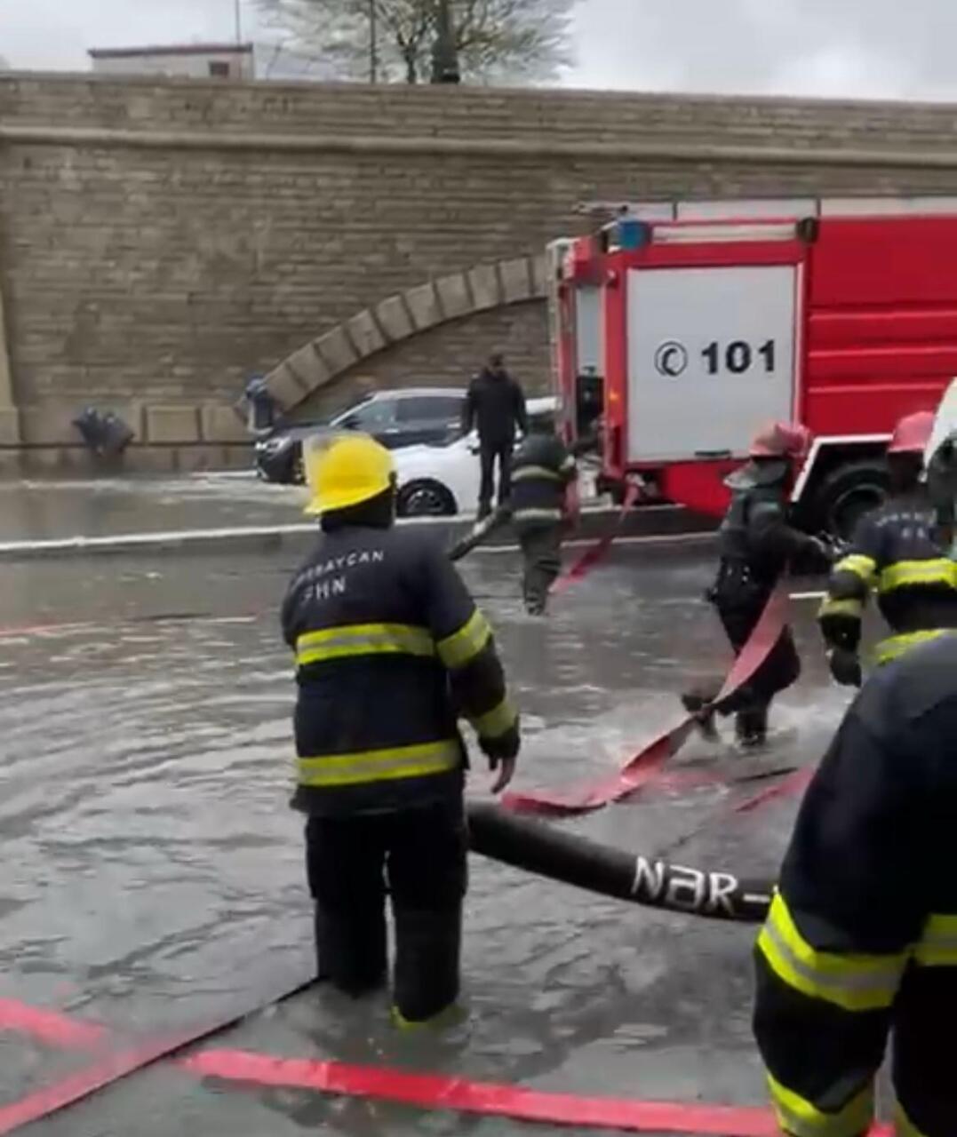 Köməksiz qalan 20 nəfər təxliyə olunub