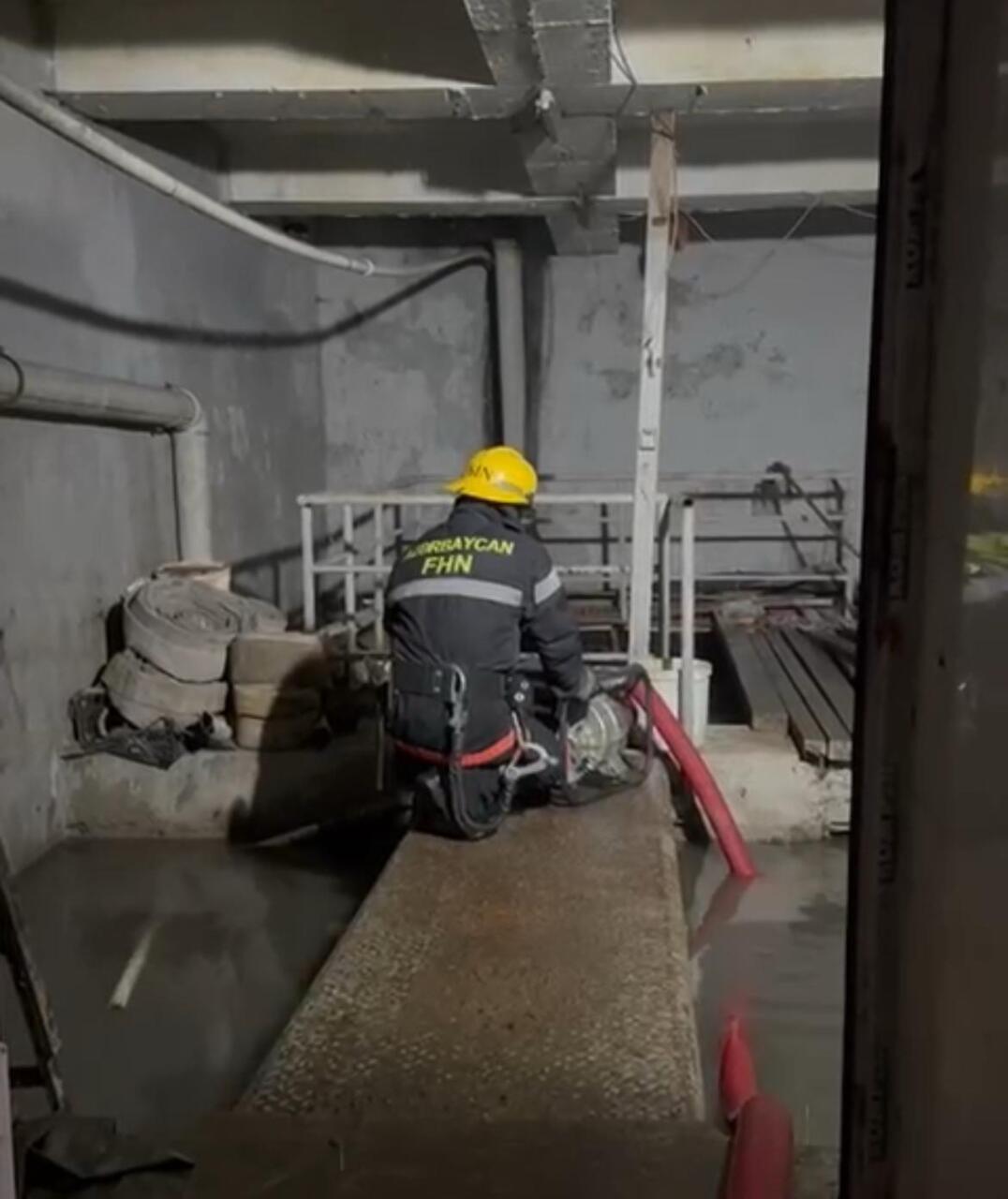 Köməksiz qalan 20 nəfər təxliyə olunub