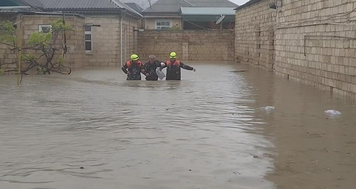 Köməksiz qalan 20 nəfər təxliyə olunub