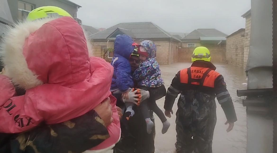 Köməksiz qalan 20 nəfər təxliyə olunub